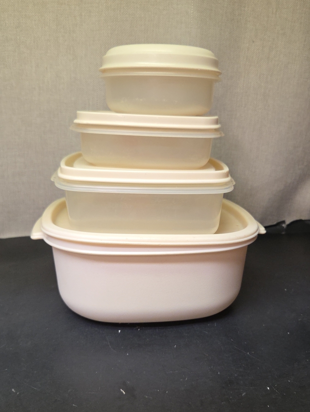 4 Rubbermaid Containers With Lids‎